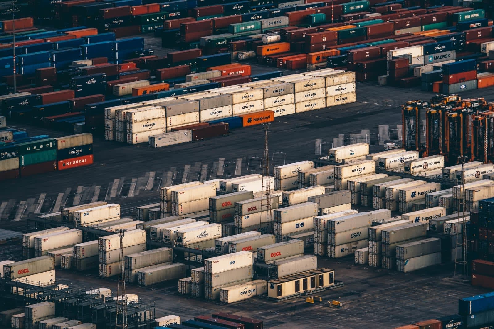 Stapel von Frachtcontainern im Hafen
